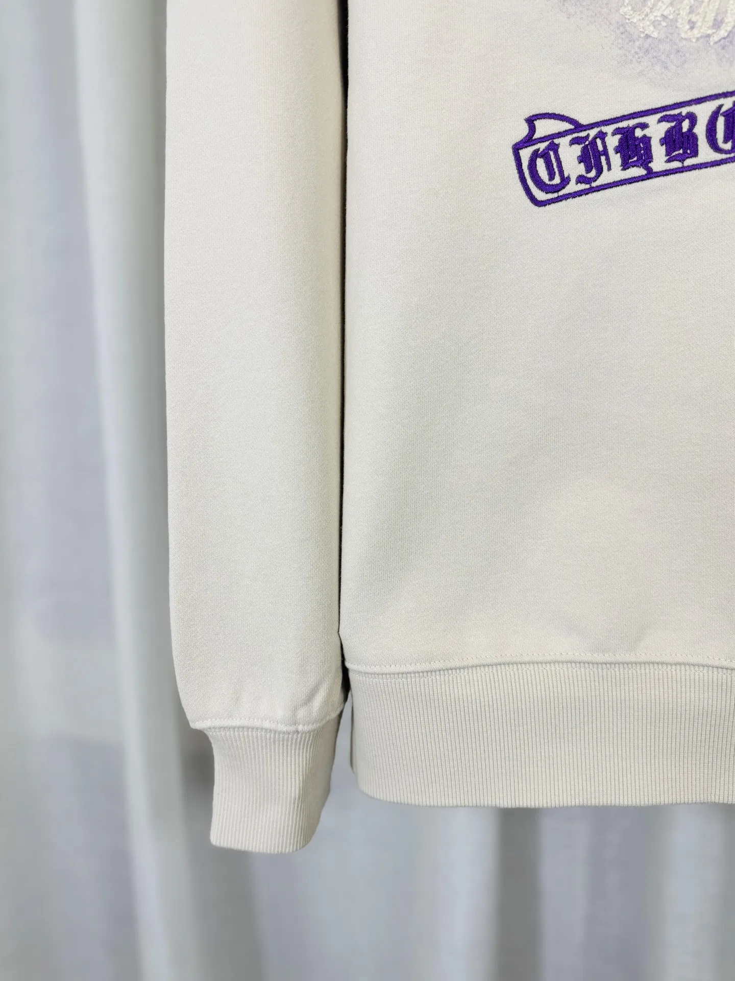 P340 top version, real shot without P, ​​different from market currency) 𝗖𝗵𝗿𝗼𝗺𝗲 𝗛𝗲𝗮𝗿𝘁𝘀/Cro Heart 2025 washed and burned flower patch embroidered autumn and winter new original single counter American patchwork 3D three-dimensional patch couple casual cardigan sweatshirt 👑The highest version! Customized fabric 480g tripe terry fabric! American acid-washed and distressed original fabric, laser burning + patch embroidery, exquisite embroidery of letters! The best-selling model in the counter, very comfortable to wear. Accessories: original molded and authenticated collar label➕100% silk wash label. Genuine purchase-grade original hangtag➕matching hanging rope➕3D hanging beads➕original packaging bag. Craftsmanship: The original version has consistent wiring! The highest version of the armhole matching technique! Color: Black Apricot Size: S M L XL Style Number: 25-317